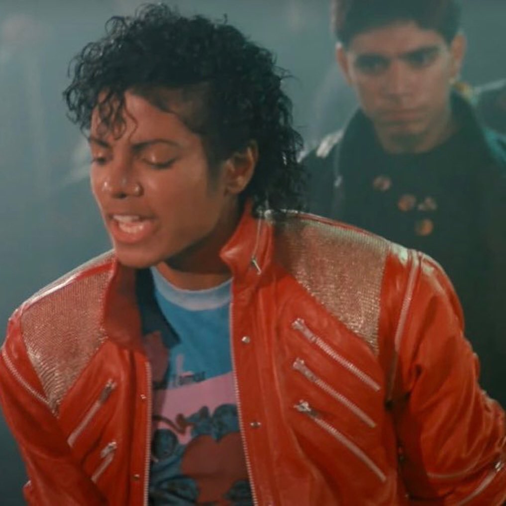 MJFINESSELOVER's tweet image. 43 years ago tonight, Michael Jackson dropped Thriller — and changed everything.

37 weeks at #1
7 Top 10 singles
First Black artist in heavy rotation on MTV
Redefined the music-video blueprint
8 GRAMMYs in one night
34× Platinum · 70M+ sold worldwide

The moment pop became truly…