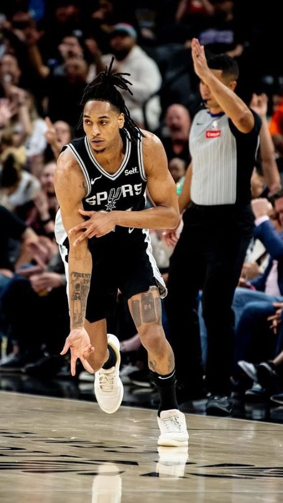 LegionHoops's tweet image. DEVIN VASSELL TONIGHT:

35 POINTS
0 TURNOVERS
12/17 FG
7/9 3P

SPURS TAKE DOWN THE NUGGETS