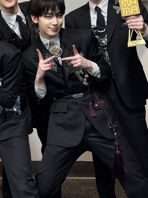 アクセサリー norihiko Sunoo is wearing a traditional accessory, 