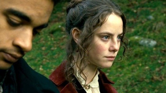 manoyama12's tweet image. アンドレア・アーノルド『ワザリング・ハイツ ~嵐が丘~』嵐が丘の主人に拾われた孤児ヒースクリフと娘キャサリン…風と泥、荒々しい自然の中で培われた愛…人種階級差別、ドロドロの愛憎と復讐…台詞を削ぎ、揺れるカメラは黒人ヒースクリフ視点の生々しい感情を表出…暗く絶望的雰囲気、復讐劇の秀作