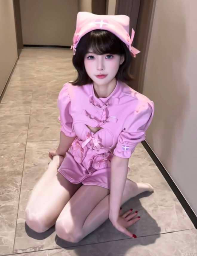 福利姬灵灵全球cos外围经济（全国独家资源）分享的黄推图片2 - 网红私拍内容