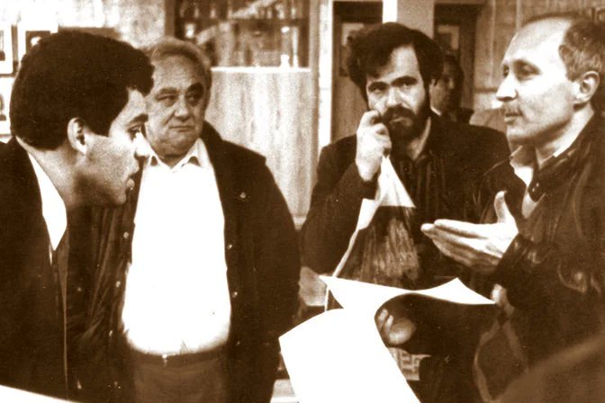 JustChessSports's tweet image. c.1981

Garry Kasparov, Efim Geller, Lev Psakhis (29 November 1958 - ) and Vladimir Tukmakov.

zenonchessediciones.com/tag/lev-psakhi…

ruchess.ru/news/report/mi…

#chess #ajedrez #schach #scacchi #echecs #xadrez