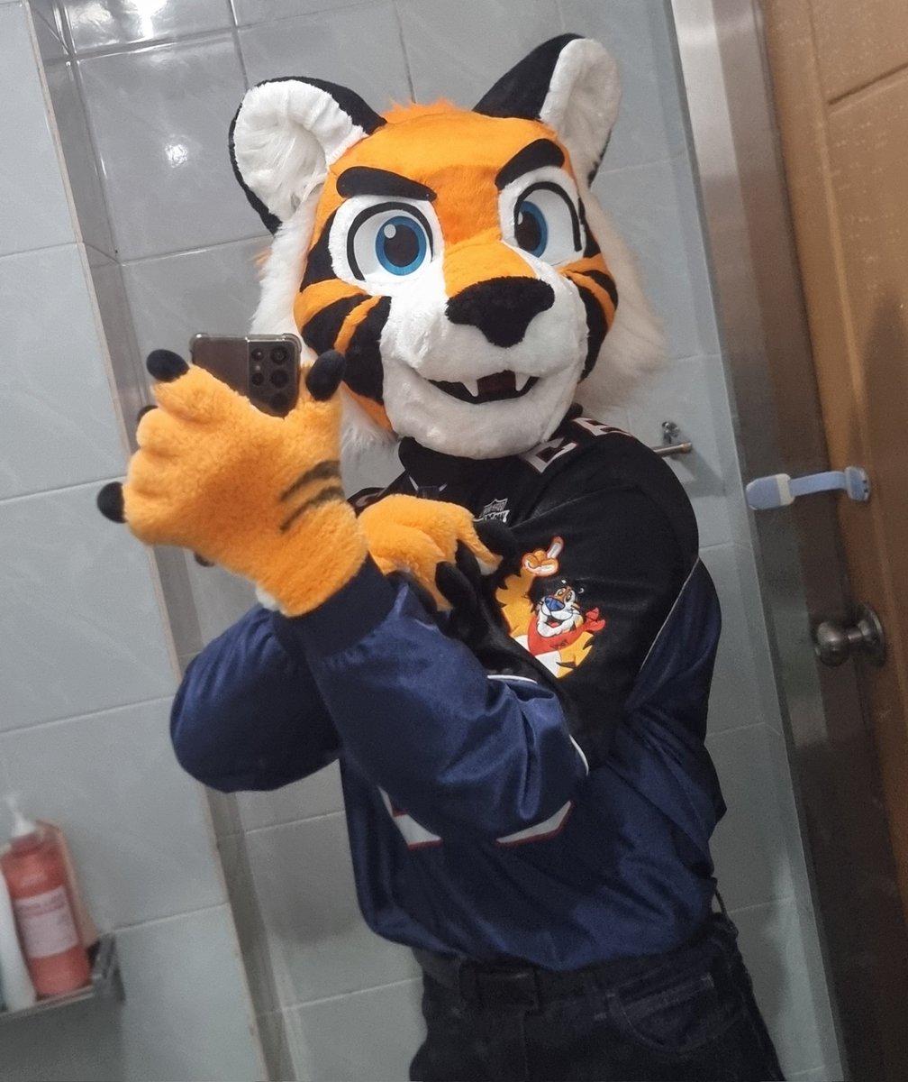 짜잔~! 바로 켈로그 토니 아저씨 자수가 큼지막하게 박혀있어요!!
져지 핏도 좋고 편한데 테마까지 맞아서 기분이 좋아요 😸 잘 산 듯! 앞으로 좀 더 캐주얼한 핏도 더 보여드리고 싶어요~