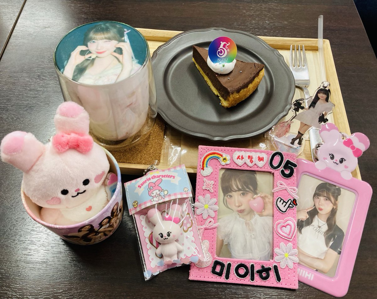 saoWithU's tweet photo. 宮城のセンイルカフェ大満喫🫶♡
プリントラテの動画撮影する時に店員さんが♡えも流してくれて神対応😭🩷
安定の3人であーだこーだ話して🥺
最後にみぃさんに気付いてもらって←
うるさかったらゴメンナサイすぎる🫠
でも、今日も楽しかった🌈✨
 #NiziU_5th_Anniversary_Cafe @cafe2438 https://t.co/CP4rtwtdc1