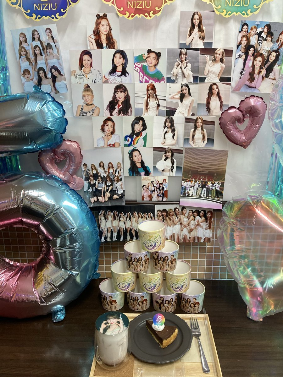 saoWithU's tweet photo. 宮城のセンイルカフェ大満喫🫶♡
プリントラテの動画撮影する時に店員さんが♡えも流してくれて神対応😭🩷
安定の3人であーだこーだ話して🥺
最後にみぃさんに気付いてもらって←
うるさかったらゴメンナサイすぎる🫠
でも、今日も楽しかった🌈✨
 #NiziU_5th_Anniversary_Cafe @cafe2438 https://t.co/CP4rtwtdc1