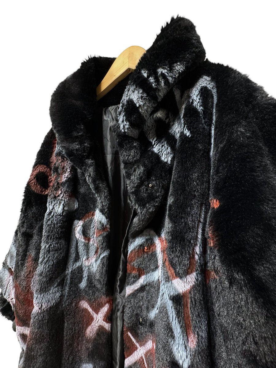 kaya1209's tweet image. なんと😳大胆にも
ファーにペイント‼️

@cash_x_x_art 

kayaailes.thebase.in/items/126769627

#cash
#paintart