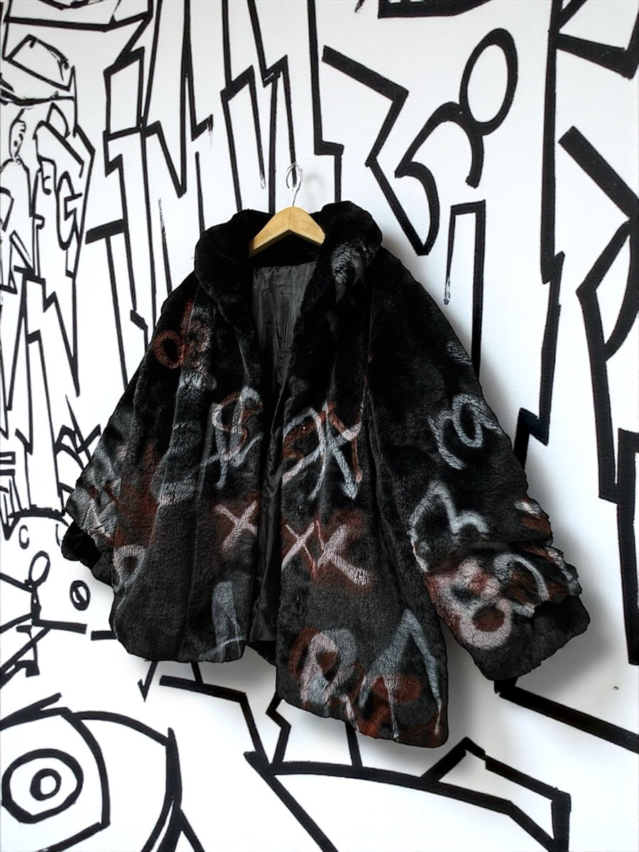 kaya1209's tweet image. なんと😳大胆にも
ファーにペイント‼️

@cash_x_x_art 

kayaailes.thebase.in/items/126769627

#cash
#paintart