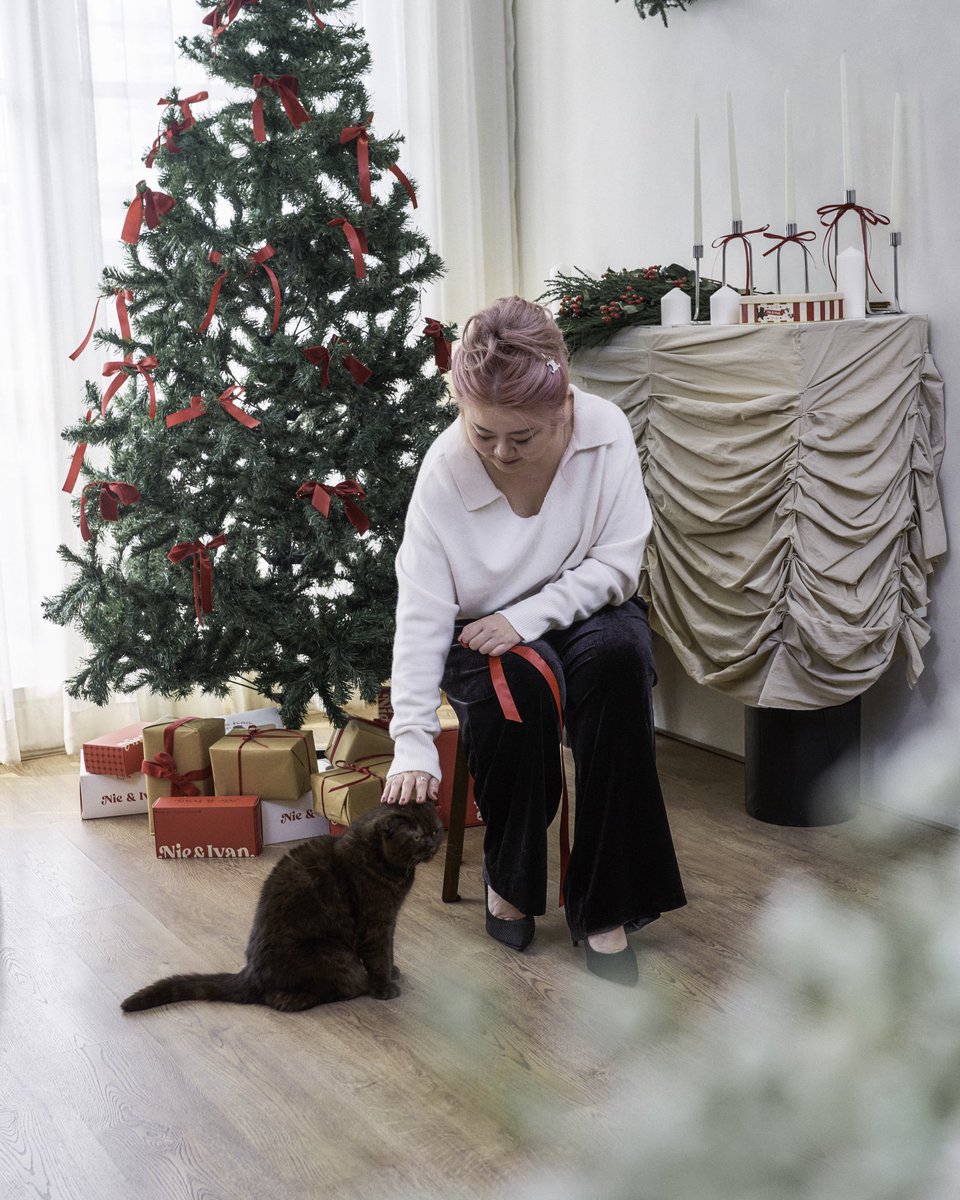 NieandIvancake's tweet image. Holiday moments with the ones we love.
Warm lights, soft paws, and December magic. 🎄💛

🎄at Central Eastville 
🎄1-10 December 2025

Visit Us:
• Siam Paragon
• EmQuartier
• Emporium
• The Mall Bangkae
• The Mall Thapra

Online Shop:
ค้นหา “Nie and Ivan”
• Line@ :