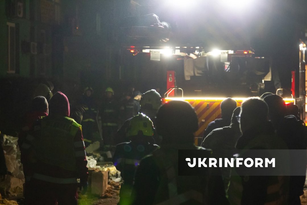 UKRINFORM's tweet photo. ❗️ ОНОВЛЕНО. Комбінована атака РФ триває.

У Києві є загиблий, серед 11 постраждалих - дитина.

▪️Оболонський район — дрон пошкодив житлові будинки в приватному секторі - на кількох локаціях.

▪️ Дарницький район — уламки впали на покрівлю двоповерхової будівлі.

▪️ Дніпровський район — уламки БпЛА влучили в будинок житлового комплексу, пошкоджено два поверхи, виникла пожежа. Її ліквідували.

▪️ Шевченківський район — пожежа в 14-поверховому житловому будинку, рятувальники її погасили.

▪️ Солом’янський район — горів гараж у приватному секторі. У 25-поверхівці сталося загоряння утеплювача та часткове руйнування фасаду кількох поверхів. Також горіли автомобілі. Пожежу ліквідували. Крім цього, уламки впали на дах 17-поверхового будинку — без подальшої пожежі.

▪️ Святошинський район — уламки БпЛА влучили в під’їзд 3-поверхового житлового будинку, сталося загоряння на другому поверсі. Пожежу ліквідували. Також зайнявся будинок у приватному секторі.

📸: Кирило Чуботін, Укрінформ