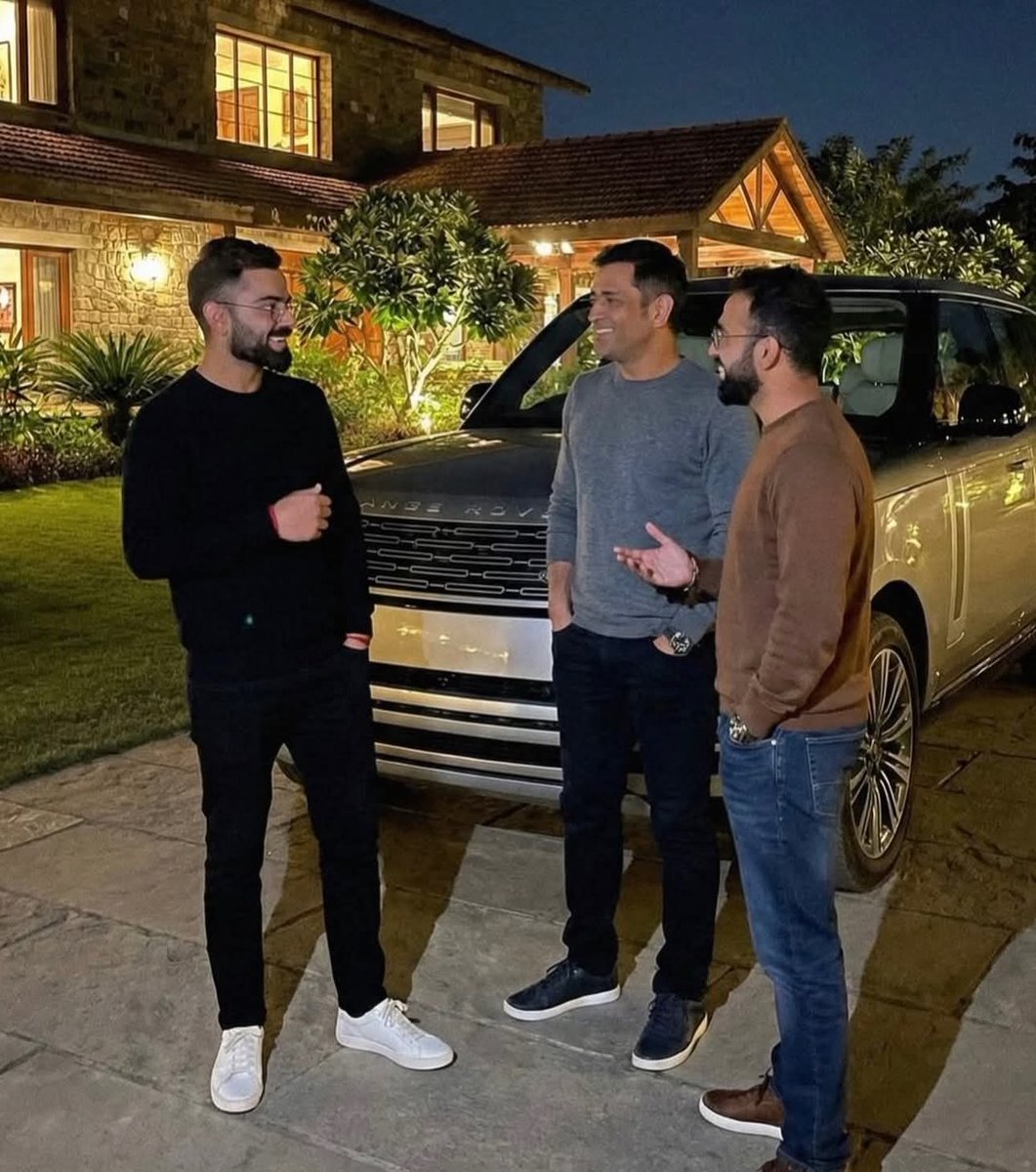 DhirajKumar___'s tweet image. King Kohli with Thala 😍

@ChennaiIPL @imVkohli #Thala