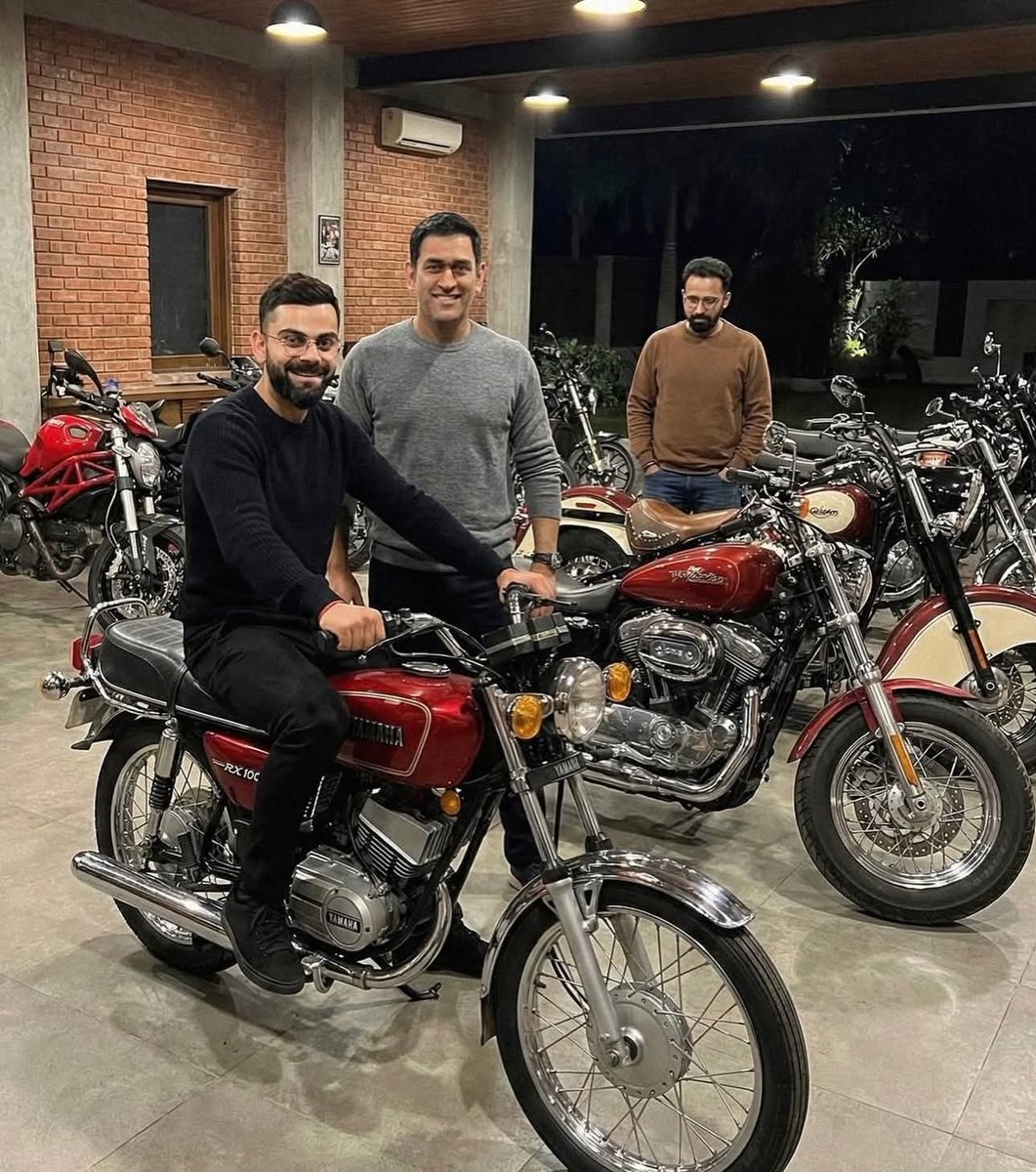 DhirajKumar___'s tweet image. King Kohli with Thala 😍

@ChennaiIPL @imVkohli #Thala