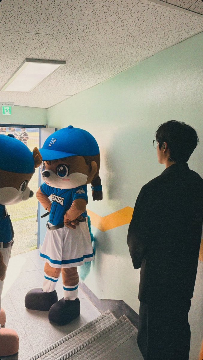 유재님 스토리에 올라온 권떤남자
아련해보이는 뒷모습 좋아요