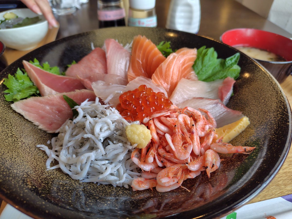 SugimotoTab's tweet photo. 江の島来たので海鮮丼チャージ♪ https://t.co/6xz9Ji6d4x