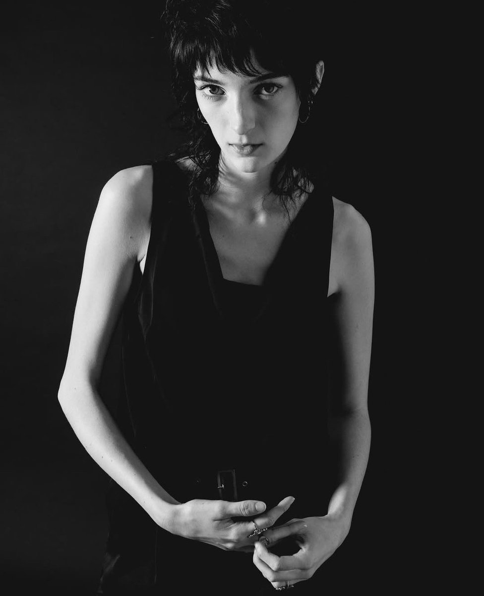 左が今回若き日のジョイスを演じたBirdy。右がエイリアン4のウィノナ