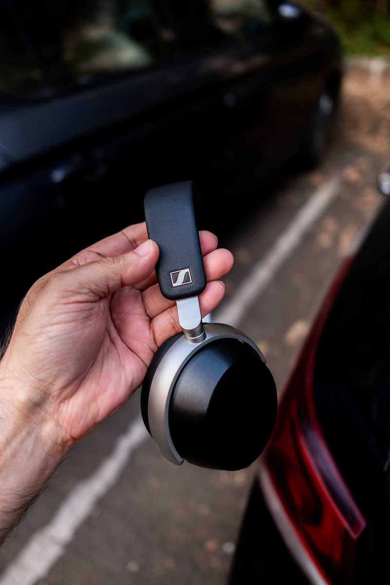 gogiinc's tweet photo. Holding these Sennheiser HDB 630 and thinking these are really good…
And by good, I mean dangerously addictive for audiophiles.
#Sennheiser #HDB630 #SoundMatters https://t.co/CO2waSun4D