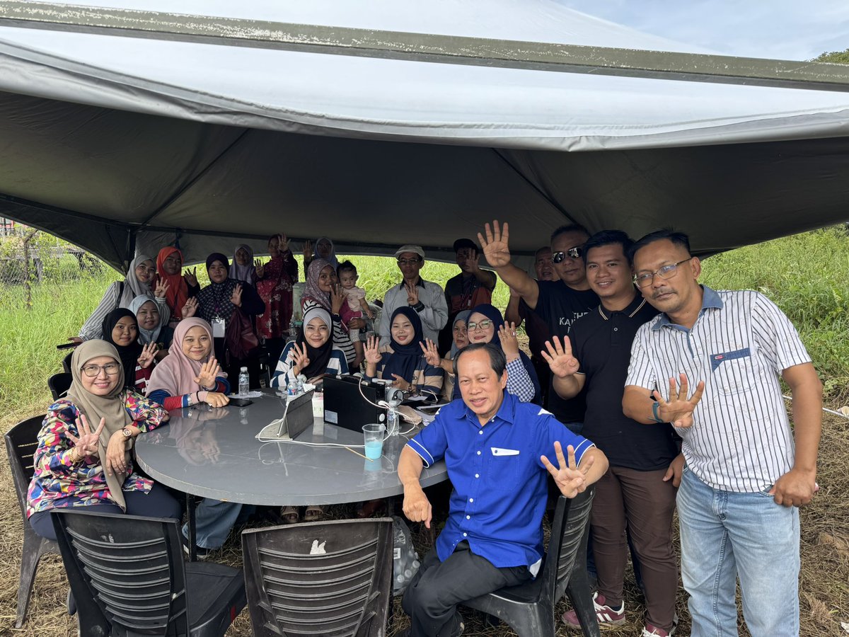 ahmadmaslan's tweet photo. Berita Baik:

PDM Kagurahan, DUN #Tempasuk, #KotaBelud. Pengundi putih sudah keluar 79.6% iaitu 266/334. Jam 1.05 tghari.

Jika semua PDM begini, sangat baik utk #BN #BarisanNasional. Kita boleh melakukan…ada sedikit masa lagi. https://t.co/1lHUs4jzfw