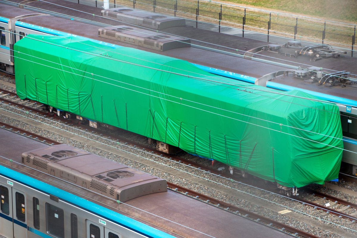 Z5Gh0's tweet image. 千代田線6102Fが廃車陸送されたのが話題ですが...

代々木上原方先頭車の6102号車1両のみ深川検車区行徳分室に。緑色のカバーで覆われており、外見を見ることは不可能ですが、妙典の地でかつて千代田線などを走行した07-101Fと再会することに。

日比谷線の03系ぶりに他線の営団車両が妙典に。(4枚目)