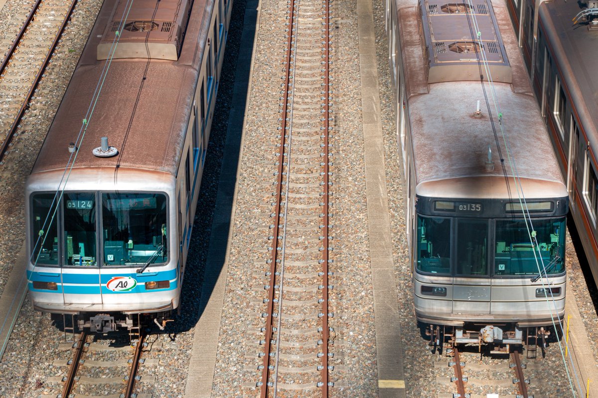 Z5Gh0's tweet image. 千代田線6102Fが廃車陸送されたのが話題ですが...

代々木上原方先頭車の6102号車1両のみ深川検車区行徳分室に。緑色のカバーで覆われており、外見を見ることは不可能ですが、妙典の地でかつて千代田線などを走行した07-101Fと再会することに。

日比谷線の03系ぶりに他線の営団車両が妙典に。(4枚目)