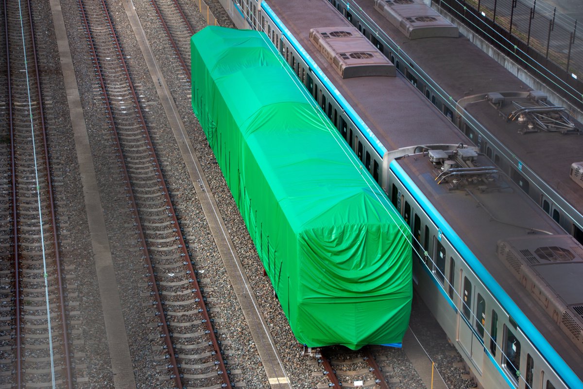 Z5Gh0's tweet image. 千代田線6102Fが廃車陸送されたのが話題ですが...

代々木上原方先頭車の6102号車1両のみ深川検車区行徳分室に。緑色のカバーで覆われており、外見を見ることは不可能ですが、妙典の地でかつて千代田線などを走行した07-101Fと再会することに。

日比谷線の03系ぶりに他線の営団車両が妙典に。(4枚目)