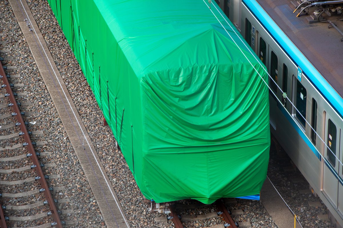 Z5Gh0's tweet image. 千代田線6102Fが廃車陸送されたのが話題ですが...

代々木上原方先頭車の6102号車1両のみ深川検車区行徳分室に。緑色のカバーで覆われており、外見を見ることは不可能ですが、妙典の地でかつて千代田線などを走行した07-101Fと再会することに。

日比谷線の03系ぶりに他線の営団車両が妙典に。(4枚目)