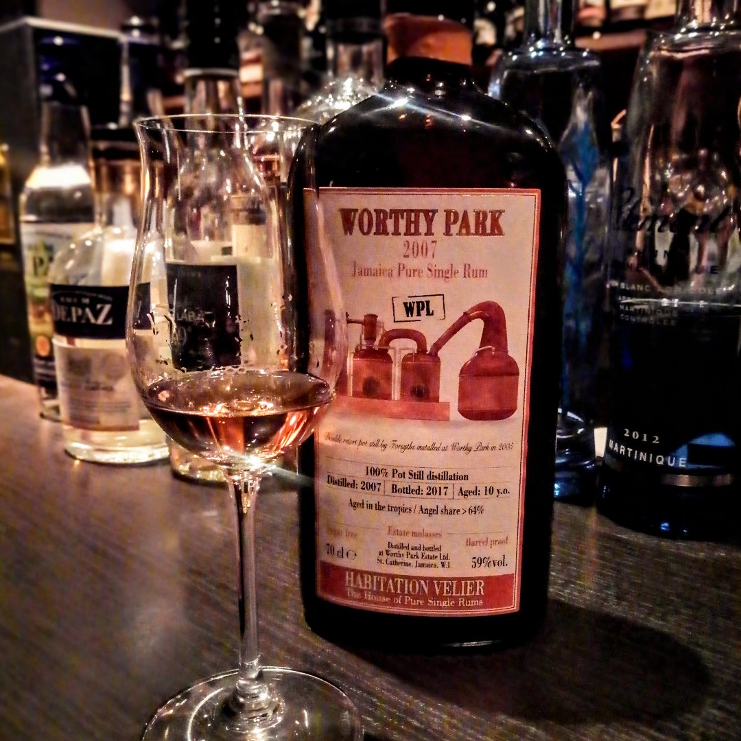 2025年11月29日は14時オープンです
18時まではノーチャージ！

ヴェリエのワーシーパーク2007
エチケットに特徴的な蒸留器が描かれてますね
ダブルリトートポットスチル
濃厚で香りの強いラムができるそうです

#ラム酒 #ハイボール #ワーシーパーク #ジャマイカラム #ヴェリエ #doubleretortpotstill
