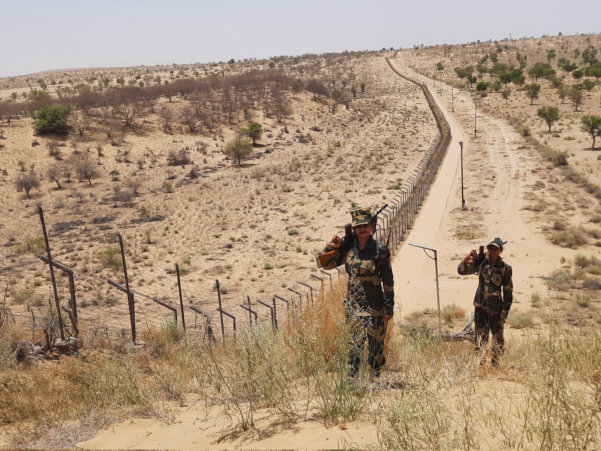 BSF_Gujarat's tweet image. 𝐁𝐞𝐭𝐰𝐞𝐞𝐧 𝐭𝐡𝐞 𝐬𝐜𝐨𝐫𝐜𝐡𝐢𝐧𝐠 𝐬𝐮𝐧 𝐚𝐧𝐝 𝐬𝐡𝐢𝐟𝐭𝐢𝐧𝐠 𝐬𝐚𝐧𝐝𝐬,
𝐈𝐧𝐝𝐢𝐚’𝐬 𝐩𝐫𝐨𝐭𝐞𝐜𝐭𝐨𝐫𝐬 𝐡𝐨𝐥𝐝 𝐭𝐡𝐞 𝐥𝐢𝐧𝐞 𝐰𝐢𝐭𝐡 𝐮𝐧𝐰𝐚𝐯𝐞𝐫𝐢𝐧𝐠 𝐬𝐭𝐫𝐞𝐧𝐠𝐭𝐡.

सीमा सुरक्षा बल - सर्वदा सतर्क।
 #FirstLineofDefence 
#NationFirst
#BSF