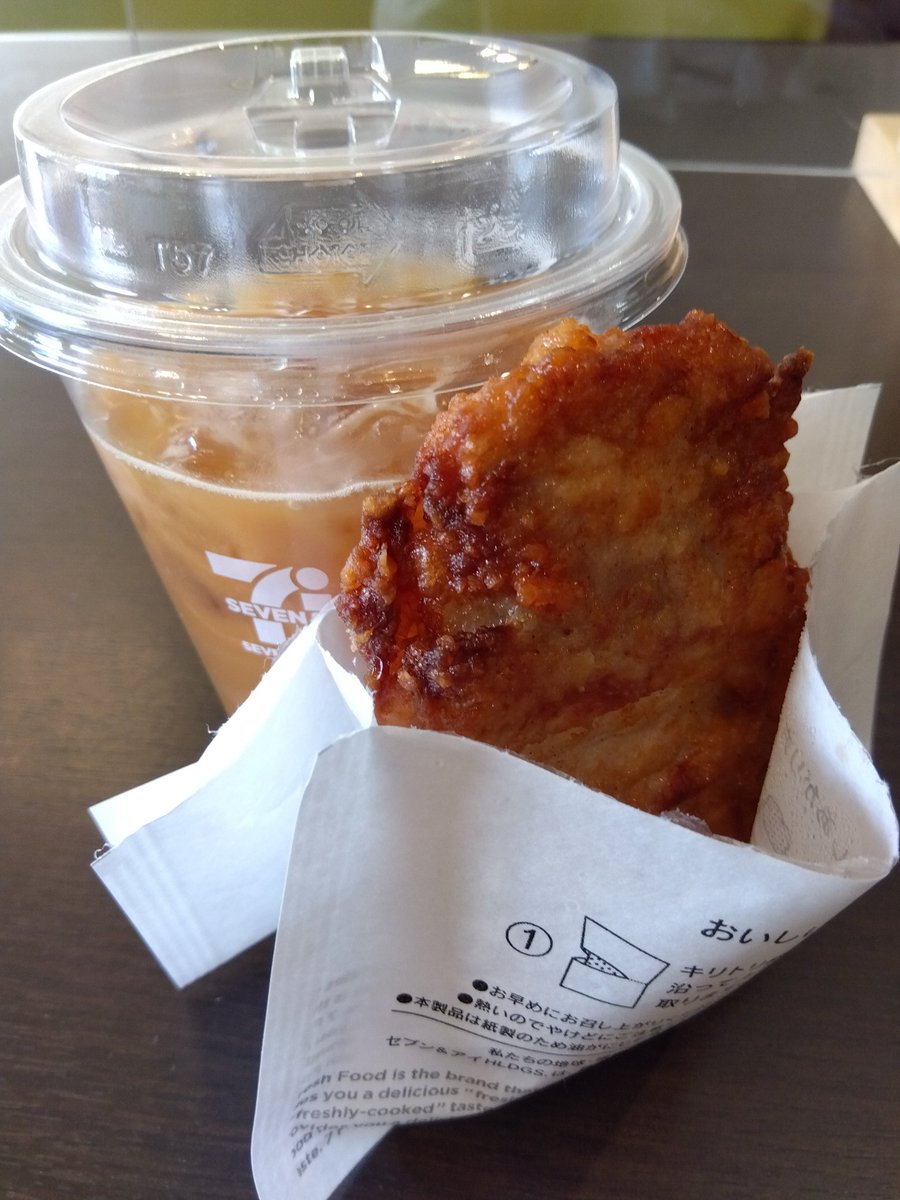 Unryu5Unryu's tweet image. 貧乏で有名なケチ男の私が、7-11でアイスコーヒーと揚げ鶏を買うという大盤振る舞いが発生！

揚げ鶏が何と半額！

世の中、捨てたもんぢゃない！