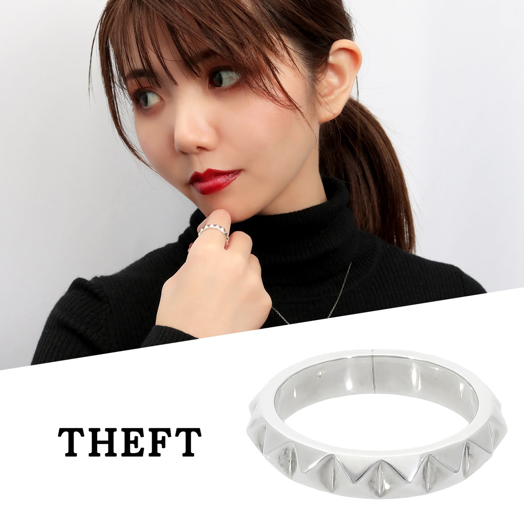 THEFT ピラミッドスタッズリング 鏡面仕上げのシルバーが指元で