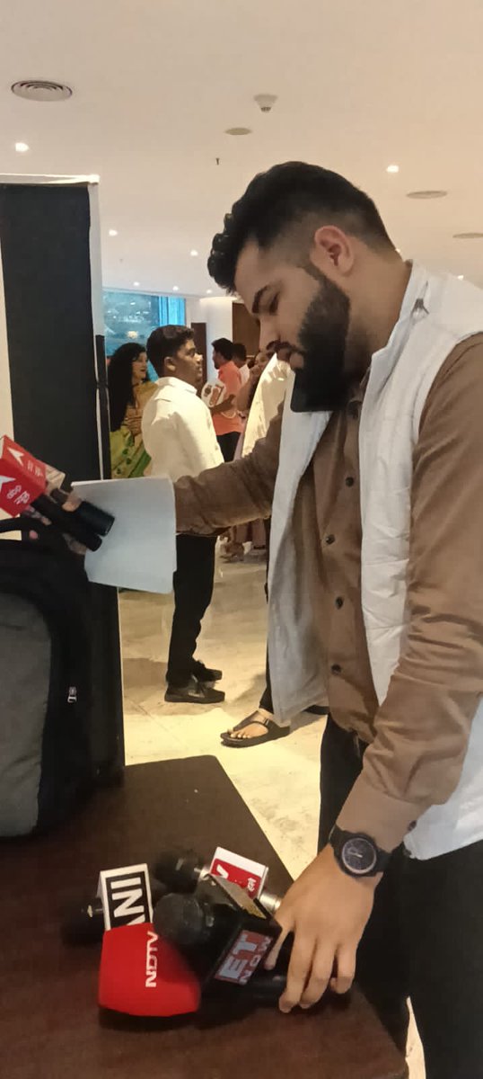 jsuryareddy's tweet image. The Madhapur police detained a man, posing as #Journalist with a bag full of mikes at an event in Hi-Tech city, #Hyderabad on Friday.

The #Madhapur police are investigating and preparing to register a case, how he had come to the event posing as a journalist and carried a bag…