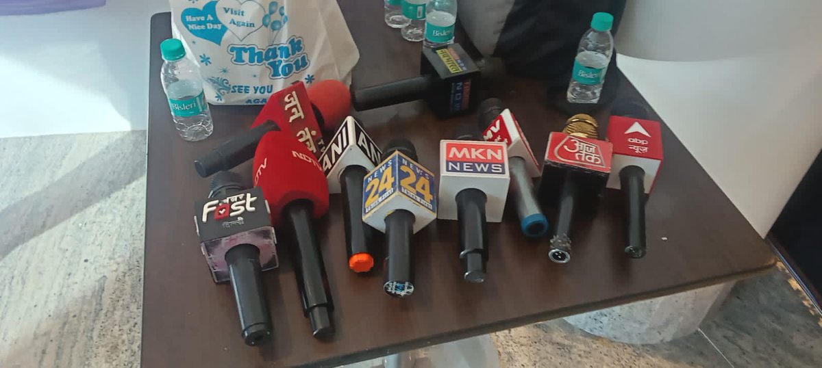 jsuryareddy's tweet image. The Madhapur police detained a man, posing as #Journalist with a bag full of mikes at an event in Hi-Tech city, #Hyderabad on Friday.

The #Madhapur police are investigating and preparing to register a case, how he had come to the event posing as a journalist and carried a bag…