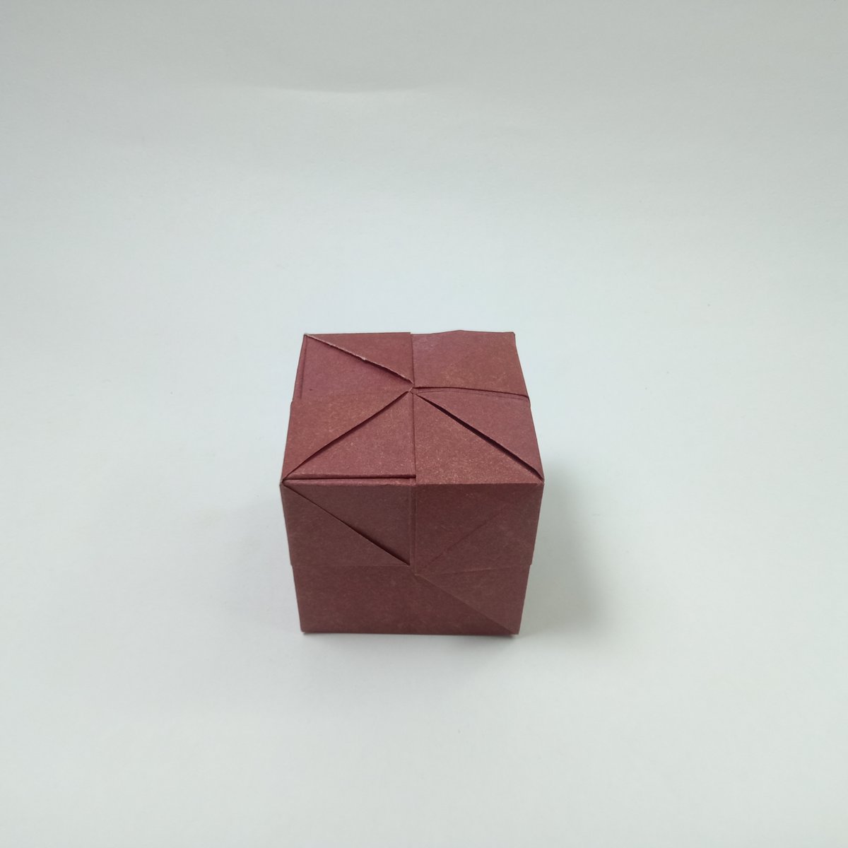 MaitreyeeDhar97's tweet photo. Folding one of the most beautiful advanced origami boxes ever!
Perfect for gifting, storage, or just showing off your paper craft skills.
Let’s fold together ❤️✂️

#origami #3dorigami #boxorigami #box #cube #origami #scrapcarved #artandcraft #paperart https://t.co/ZbScQBVpfz