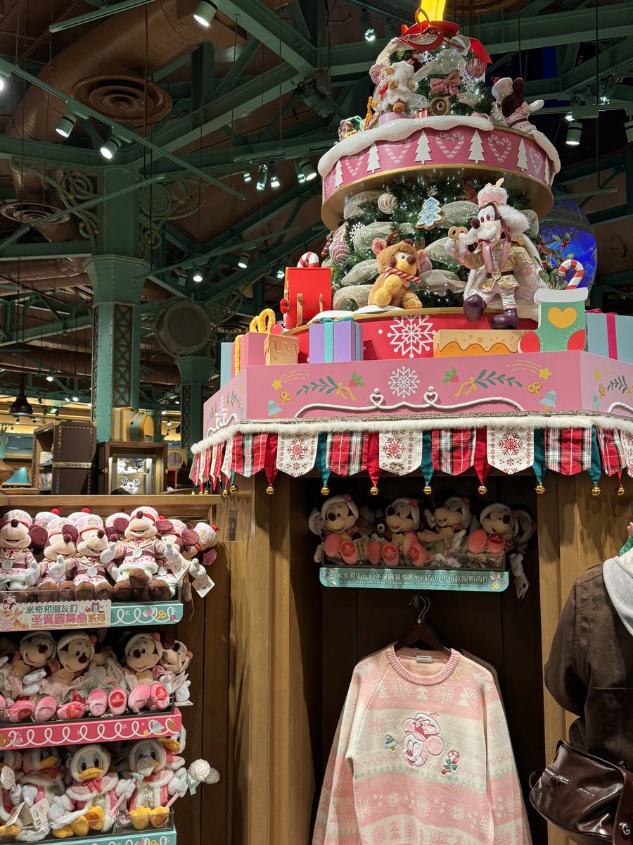 pu_Daka's tweet photo. 【上海、上海ディズニー観光レポ③？】
上海ディズニーのグッズ可愛いな〜
(ディズニータウン内のショップなので、ディズニーに入れなくても買えます
ダッフィー関係の限定品以外はここで買えると言っても過言ではない) https://t.co/7JwpxhLr6G