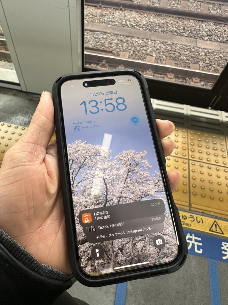 sourefreshing's tweet photo. 東横線を乗っていた「オノデラライキ」さん。

iPhoneを角の席に挟まってたので拾いました！
僕は乗り換えで中目黒で駅員に渡せばよかったのですが、到着地点の神谷町に持って行きました。

ですが日比谷線では東横線で拾った物は、東横線で預けた方が戻る確率があるとのことで渡しませんでした。 https://t.co/GkBr45Y9ny