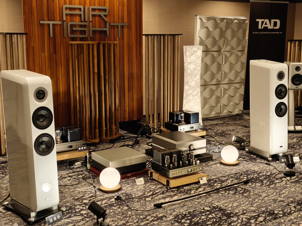 TAD+AIRTIGHT🌬️
先日TAD同士の組み合わせで聴いた時には音が速くてリファレンスっぽい鳴り方だったが、AIRTIGHTとの組み合わせは少しゆるっと聴ける感じで良い😌
でも上も下も音が緩い感じは無し👍