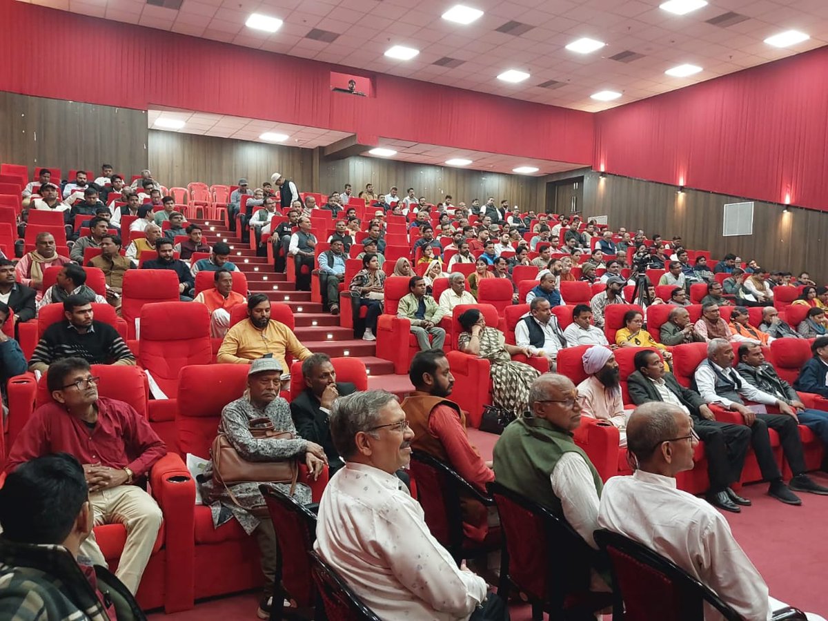 भारतीय शिक्षा बोर्ड के कार्यकारी अध्यक्ष डॉ. एन.पी. सिंह, आई.ए.एस. (सेवानिवृत्त), देश के अलग-अलग भागों में शिक्षा के भारतीयकरण को लेकर व्यक्तिगत रूप से वार्ता कर रहे हैं।
इसी क्रम में उन्होंने अलीगढ़ में अनेक प्रधानाचार्यों और शिक्षकों के समक्ष विस्तार से बातचीत की।