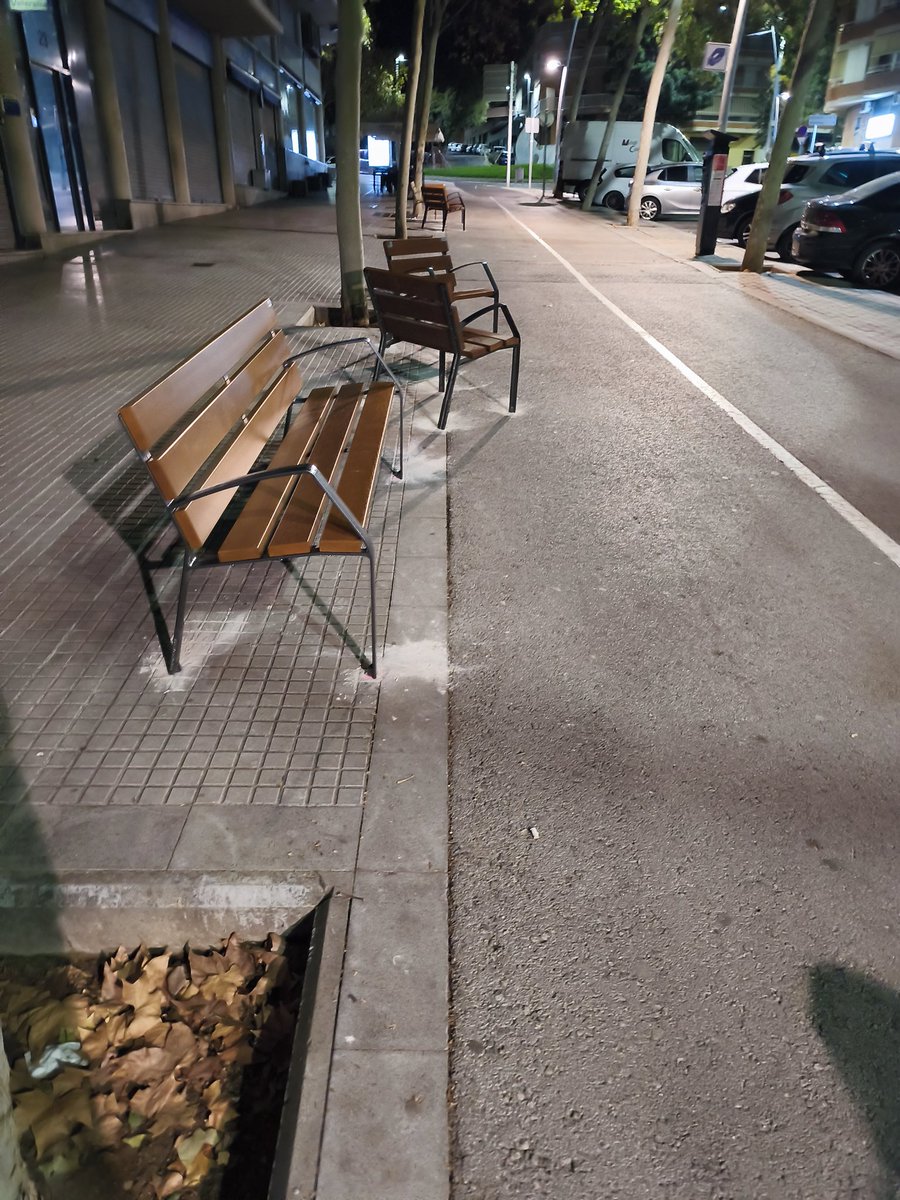 #Viladecans #MazónFake
No me creo q un arquitecto d <a href="/COACatalunya/">Col·legi d’Arquitectes de Catalunya</a> haya diseñado este vial d carril bici, ni q un ingeniero d caminos <a href="/Colegiocaminos/">Colegio de Ingenieros de Caminos</a> no se haya indignado al ejecutarlo.
El entronque y los bancos en el vial son un chiste malo del <a href="/ViladecansTweet/">AjuntamentViladecans</a> .
<a href="/OlgaMoralesSeg1/">Olga Morales Segura</a>