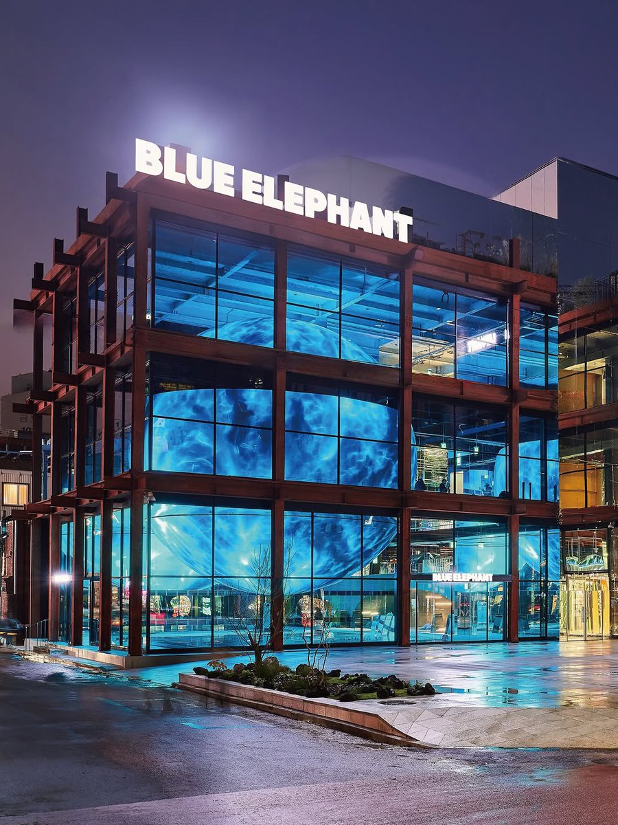 letstalkaboutKR's tweet image. BLUE ELEPHANT ร้านแว่นเจ้าดัง
เปิดแฟลกชิปสโตร์ ใหม่ล่าสุดที่ซองซู 
ร้านใหญ่ แต่งเว่อสุด อลังมากแบบมากก🎉
BLUE ELEPHANT SPACE SEONGSU
ร้านมี 3 ชั้น และรูปท็อป ชั้น3 มีคาเฟ่ด้วยค่า
พวกแว่นก็คือของเยอะมาก ทุกแบบทุกรุ่นรวมอยู่ที่นี่
เปิดแล้ววันนี้วันแรก (29 พ.ย.) ปักหมุดเลย

เปิด…