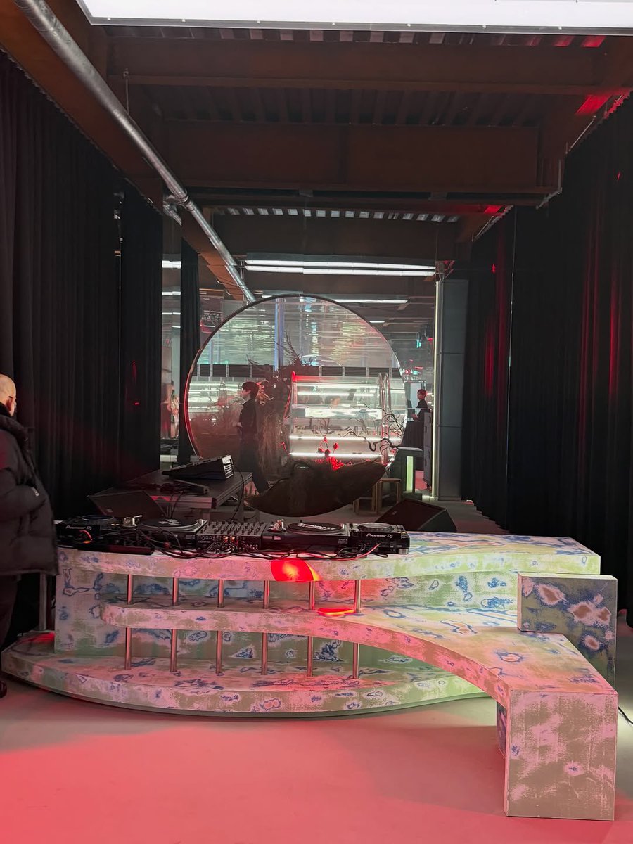 letstalkaboutKR's tweet image. BLUE ELEPHANT ร้านแว่นเจ้าดัง
เปิดแฟลกชิปสโตร์ ใหม่ล่าสุดที่ซองซู 
ร้านใหญ่ แต่งเว่อสุด อลังมากแบบมากก🎉
BLUE ELEPHANT SPACE SEONGSU
ร้านมี 3 ชั้น และรูปท็อป ชั้น3 มีคาเฟ่ด้วยค่า
พวกแว่นก็คือของเยอะมาก ทุกแบบทุกรุ่นรวมอยู่ที่นี่
เปิดแล้ววันนี้วันแรก (29 พ.ย.) ปักหมุดเลย

เปิด…