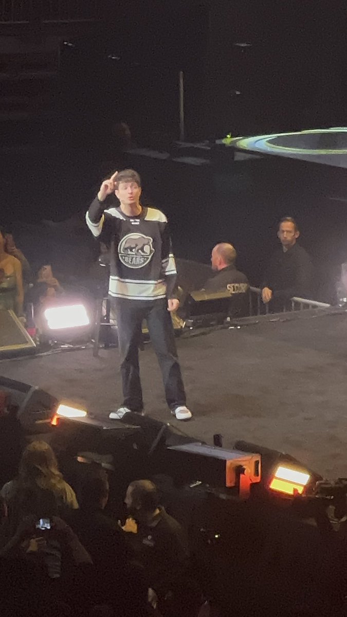 specialks01's tweet image. Hershey Pa Giant Center 
November 28, 2025 Black Friday 
Sold Out @mattrife show
Recap:
- service dog
- gave two older ladies a spa day tomorrow 
- had a Dustin &amp;amp; a rusty 
- talked about anxiety I thank you 
- James best friend and baby 
- 1st show to sell out 
- Amsterdam show