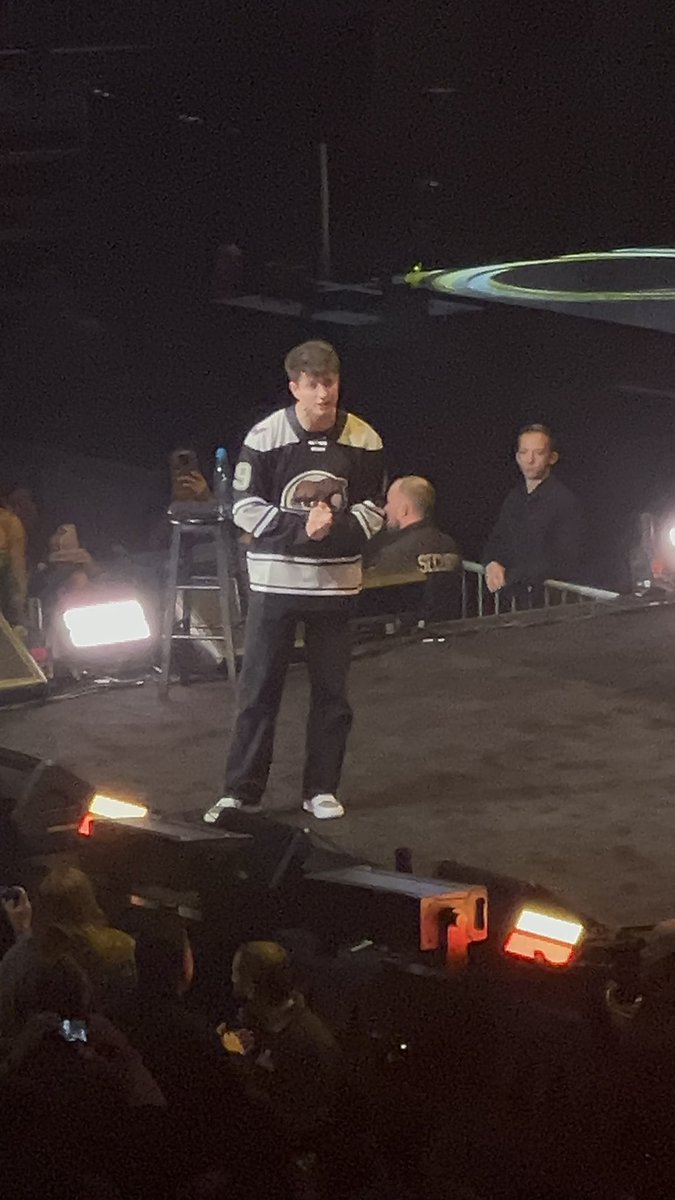 specialks01's tweet image. Hershey Pa Giant Center 
November 28, 2025 Black Friday 
Sold Out @mattrife show
Recap:
- service dog
- gave two older ladies a spa day tomorrow 
- had a Dustin &amp;amp; a rusty 
- talked about anxiety I thank you 
- James best friend and baby 
- 1st show to sell out 
- Amsterdam show