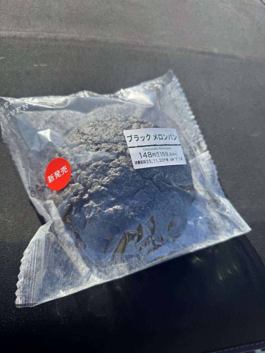 KEIHINtakku's tweet photo. セブンイレブンさんごめんなさい...
本当にごめんなさい(((

初めてブラックメロンパン見た時の感想
タイヤカスじゃん(´º﹃º｀) https://t.co/wvw5l17vb8