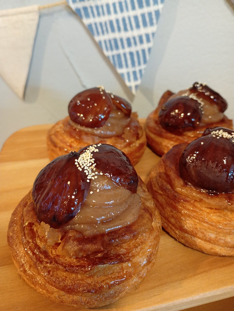 「くり」登場しています！
栗の渋皮煮とフランス産マロンクリームをウーフいちおしクロワッサンにのせて焼きあげました！
くり好きさんにはたまらない一品です♪
このマロンクリームはマロンクリームパイやモンブランマリトッツォにも使っています！
食べ比べしてお好きな栗パンを見つけてくださいね♪