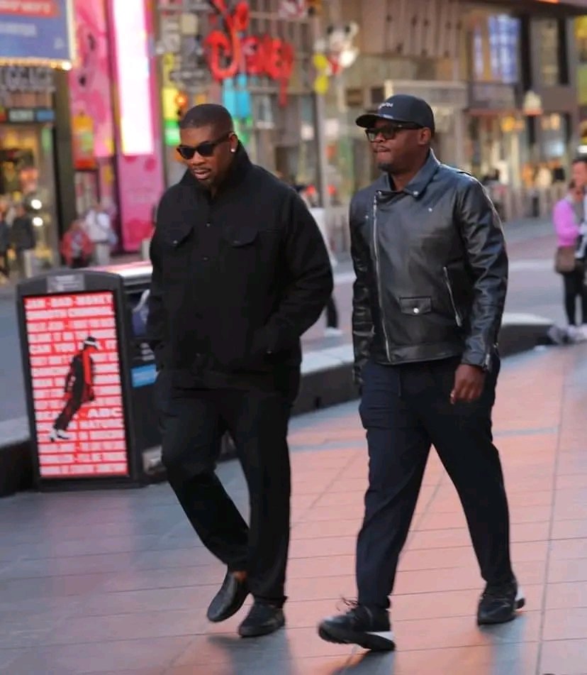 THE 48 LAWS OF POWER.

A Book written by Robert Greene that offers a Series of Strategies for Obtaining and Maintaining Power in various situations. Here I leave you a summary of the 48 Laws:

1. Don't Outshine the Boss: Make your Superiors feel Superior. Don't expose your Talent