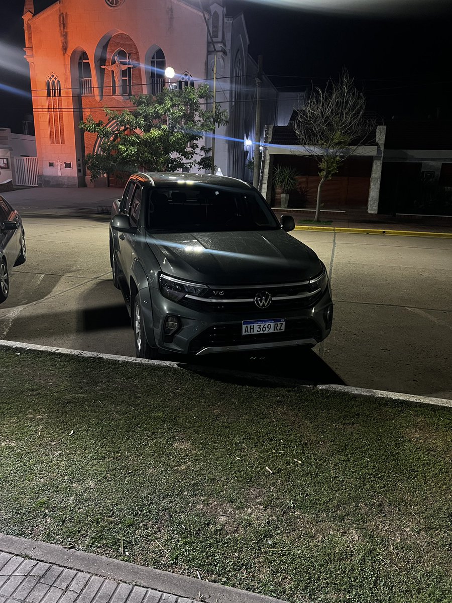 El boludo este estacionó en el medio de dos lugares para que ningún envidioso se acerque. <a href="/BoludoscnAmarok/">Boludos con Amarok</a>