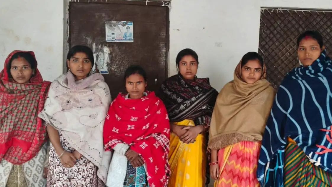 ManishPDA's tweet image. बागेश्वर धाम की कथा के दौरान हुई चोरी की वारदात का पुलिस ने बड़ा खुलासा कर दिया है।

23 नवंबर को निकली कलश यात्रा में महिलाओं की भीड़ के बीच धक्का-मुक्की का फायदा उठाकर सोने की चेन और मंगलसूत्र उड़ाने वाली लेडी चोर गैंग को पुलिस ने गिरफ्तार कर लिया है।

पुलिस जांच में सामने आया…