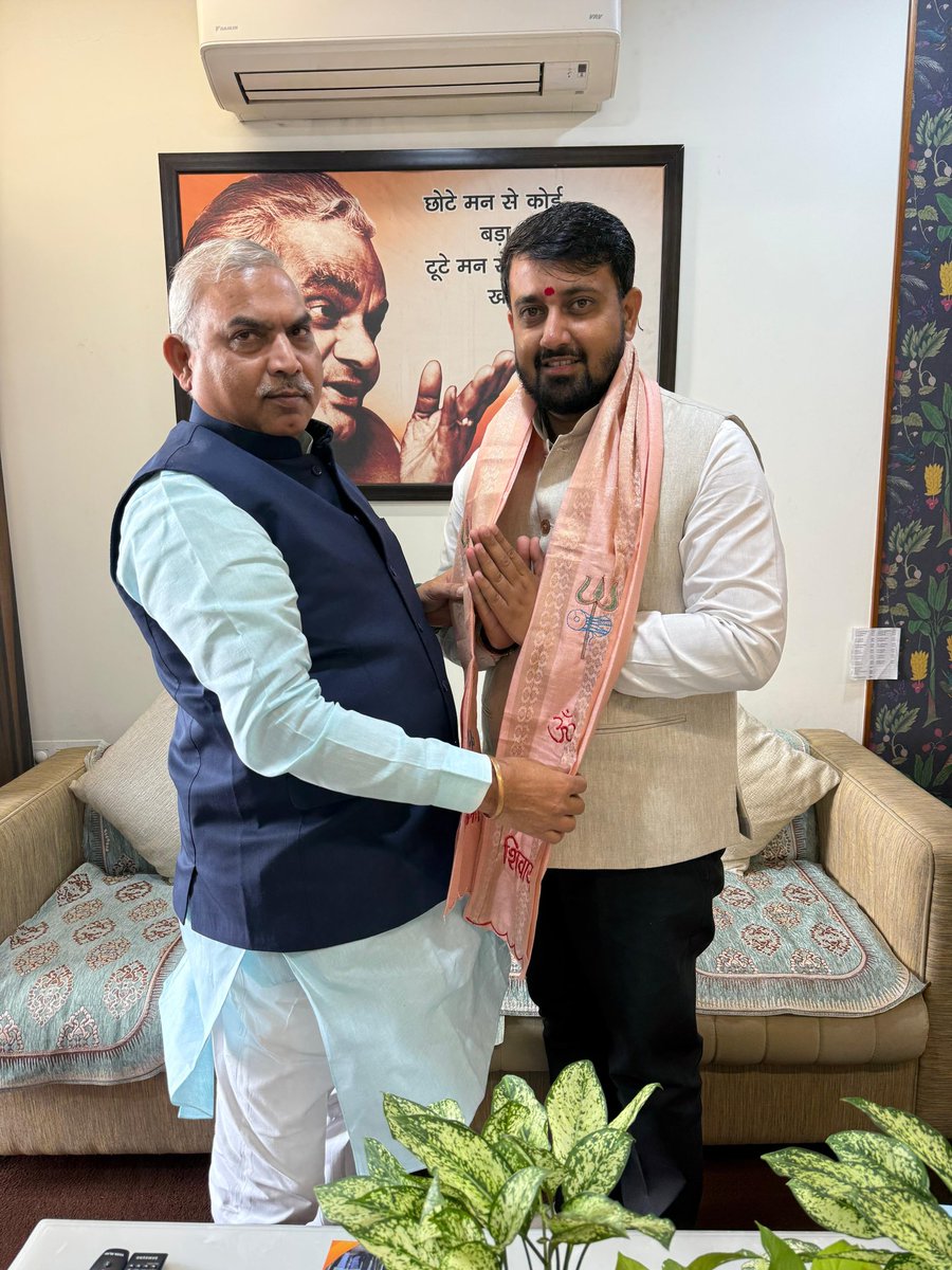 shyamtailorsjr's tweet photo. भारतीय जनता पार्टी के राष्ट्रीय सह-संगठन मंत्री आदरणीय श्री @shivprakashbjp भाईसाहब से आज नई दिल्ली में सौजन्य भेंट की।

इस दौरान संगठन विस्तार, आगामी कार्यक्रमों व मोर्चा की कार्य-योजना पर विस्तृत चर्चा हुई,आपके मार्गदर्शन, सरलता और संगठन के प्रति अद्भुत दृष्टि से नए उत्साह और ऊर्जा का संचार हुआ।