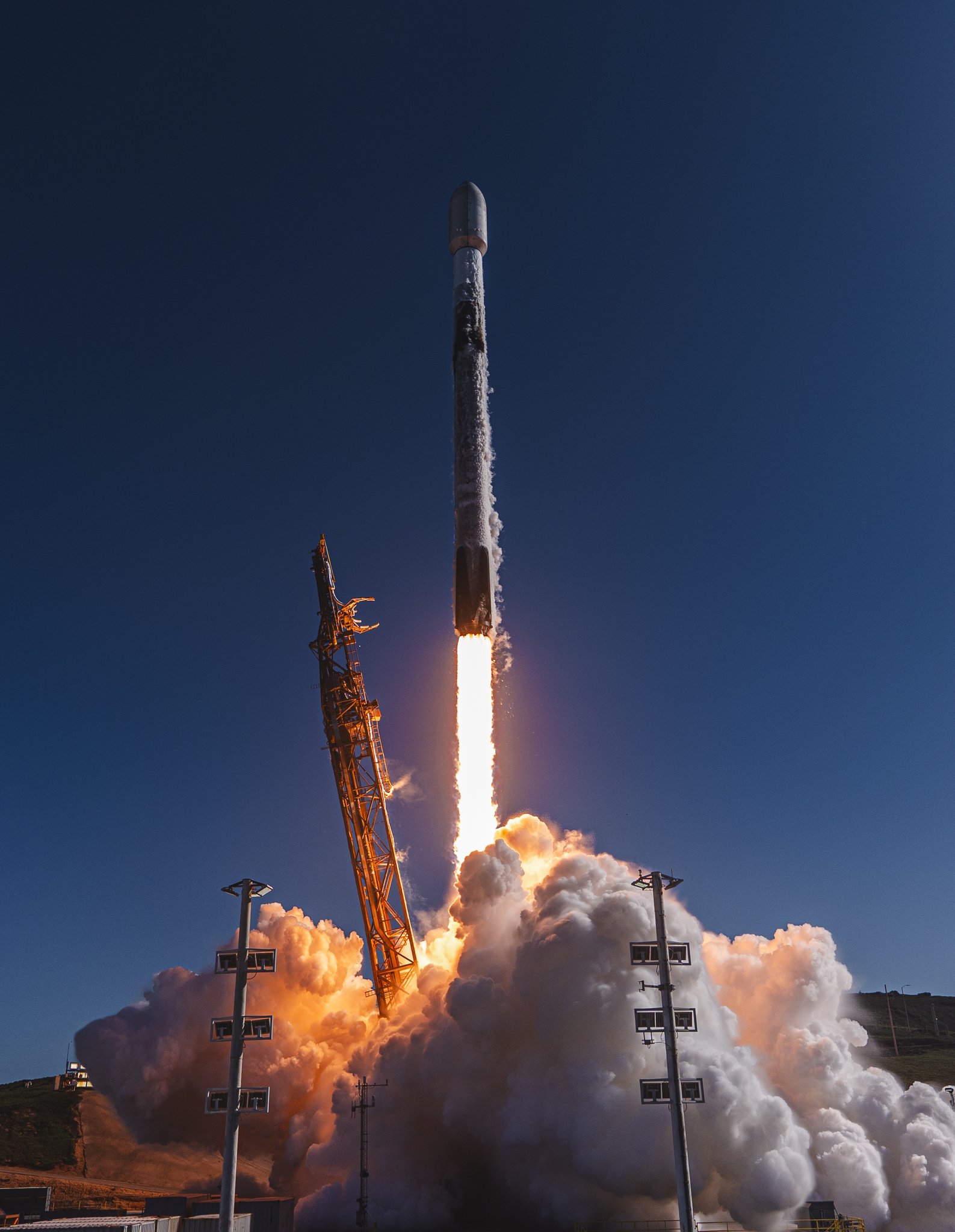 الإمارات تعلن نجاح إطلاق القمر الاصطناعي فاي 1 (إكس)