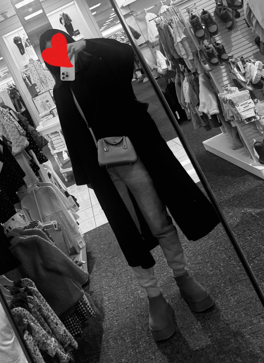 スウェットだる着にエルメスのカシミヤコート❗️寒いから❗️