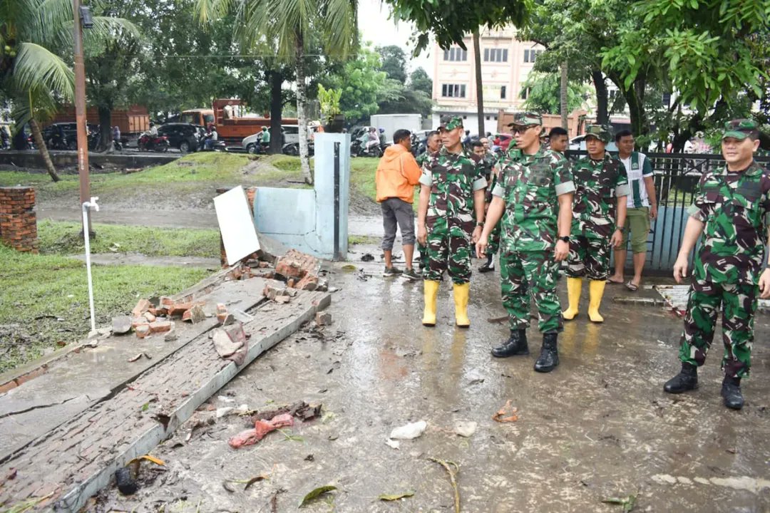ajendam1bb's tweet photo. Kaajendam I/BB Letkol Caj Dwi Listyo Saputro Beserta Staf Dan Perwakilan Personel Ajendam I/BB Mengecek Dan Melihat Rumah Anggota Ajendam I/BB Yang Terdampak Banjir Pada Jumat 28 November 2025 Di Wilayah Medan. #ajendam1bb #kodambukitbarisan #ditajenad https://t.co/Z98kuSHTDI