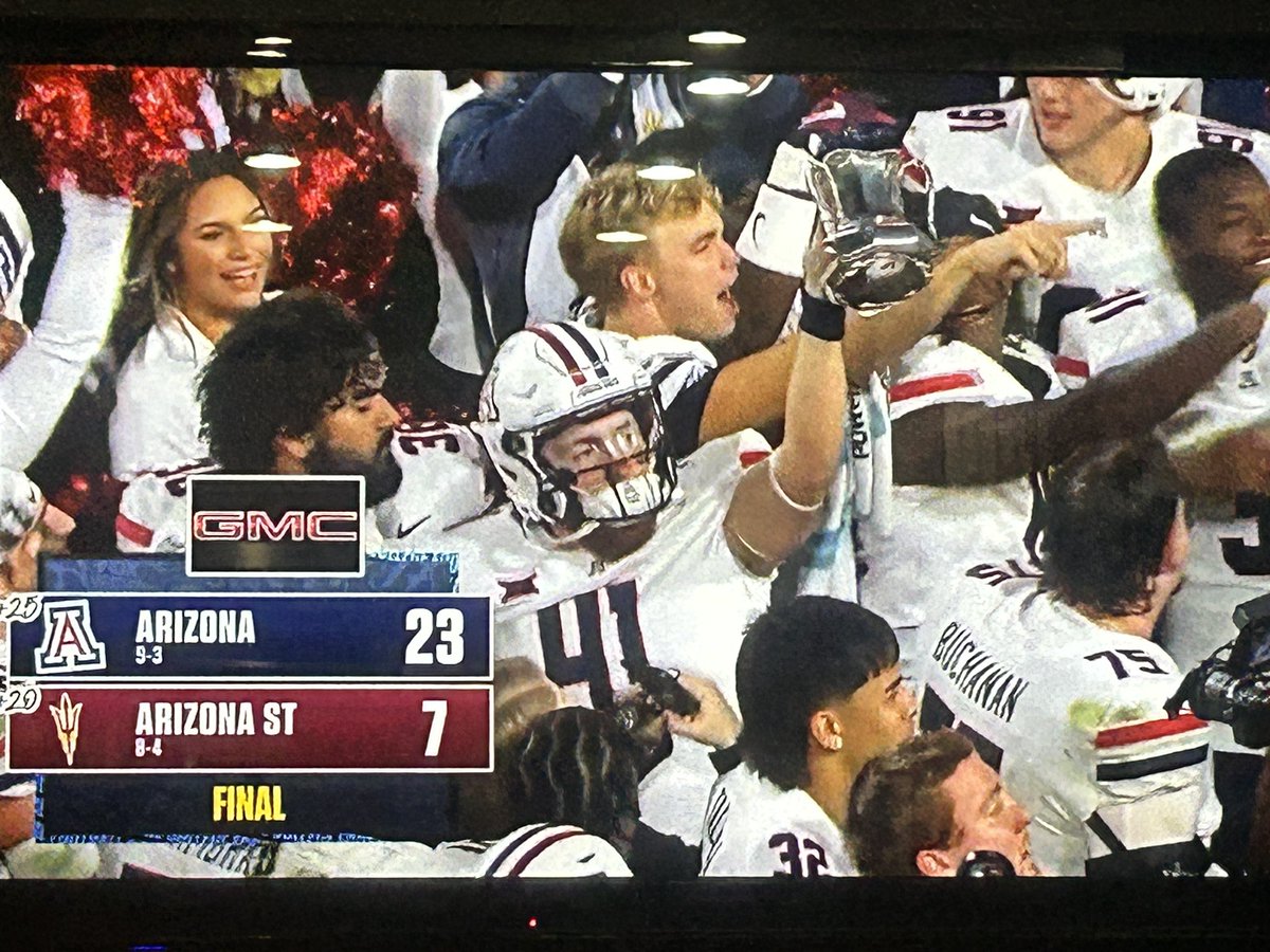 _quintus's tweet photo. Most of these kids made some tough choices when Jedd Fisch left a couple of years ago. They went through a very hard losing season last year to bounce back and finish 9-3 capping it off in Tempe. Fafita ran first to his family. 5th year Johnson with clutch turnovers. Bear Down 👌 https://t.co/fo7XnLmCTw